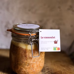 Un bocal de cassoulet posé sur une table