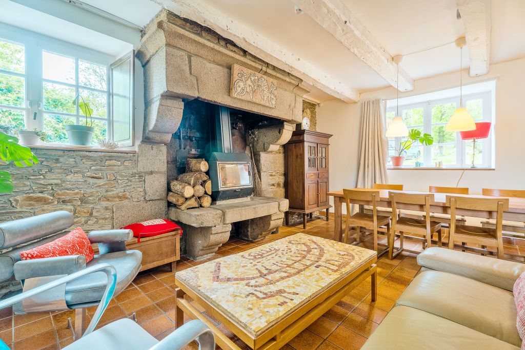 Une photo de l'intérieur du gite dans la lumière.